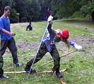 Lenka M. si kříží lyže vysílením