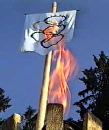 Olympijský oheň pod olympijskou vlajkou